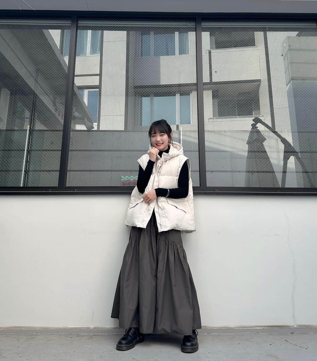 雪見みとのインスタグラム：「#ゆきみとコーデ  #モノトーンコーデ  ダウンベストって腕だけ寒くないん！？ ってずっと思ってたけど、案外暖かくて便利 ということに初めて気付いた冬です。  しかもこれ袖付けれるんよ、便利。 袖ありバージョンはまた今度。」