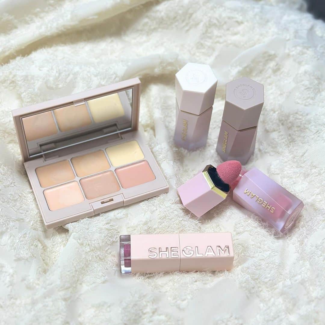 ルナのインスタグラム：「先日SHEGLAMのレセプションパーティーに行ってきました🎊  SHEINで発売されてるコスメがオフラインでも 購入できるようになったの✨  11月24日（金）から、ドンキホーテ、＠COSME PLAZA、ローズマリーなどのバラエティ店舗で発売されてるよ🎀  私も早速愛用してる💡 また今度メイクの詳細も投稿するね✨  SHEIN TOKYOでも展示されてるよ🤍  ┈┈┈┈┈┈┈┈┈♡ #SHEGLAM #SHEGLAMBeAGlamour #グラマーにいこう #PR」