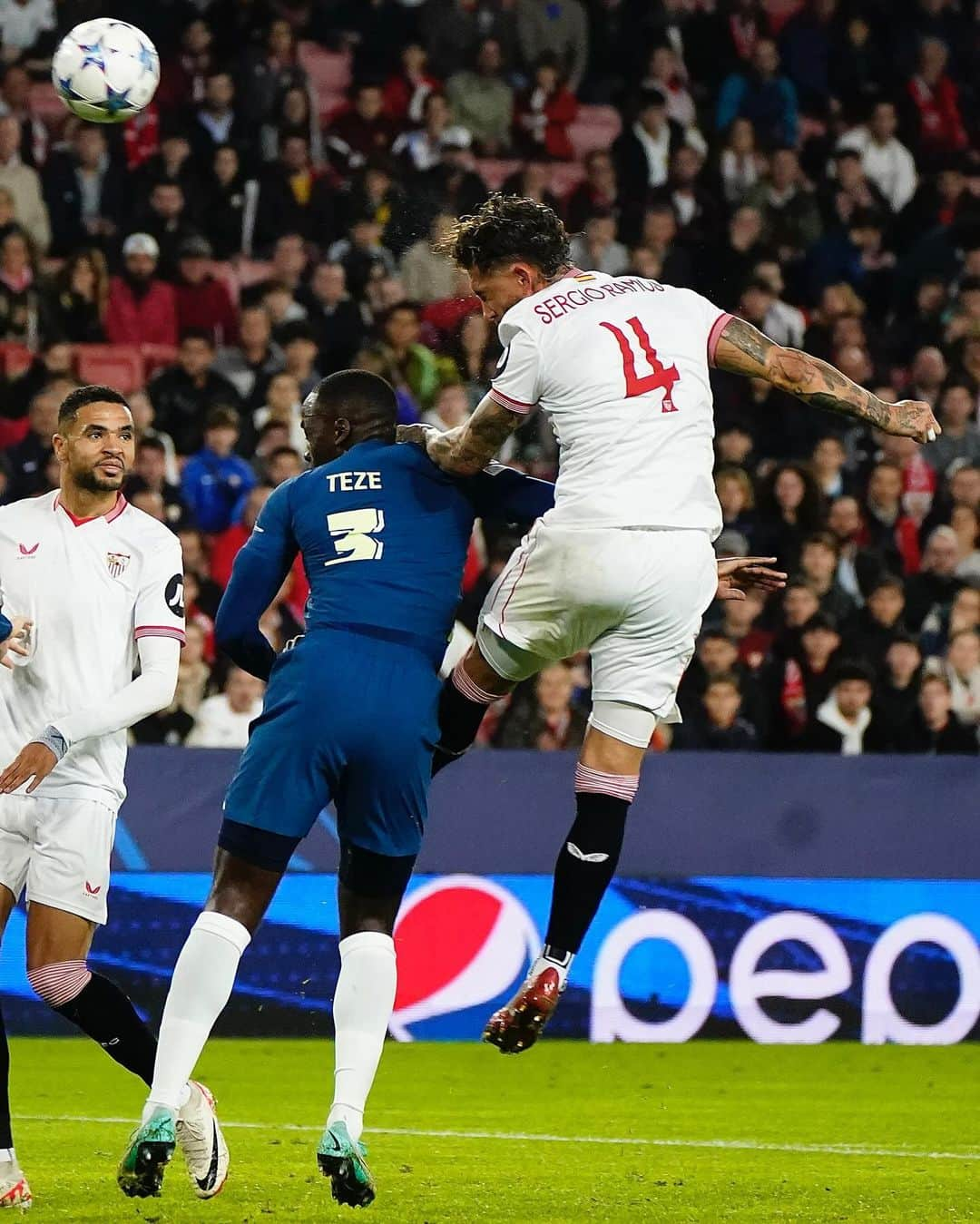 セルヒオ・ラモスさんのインスタグラム写真 - (セルヒオ・ラモスInstagram)「18 años esperando este gol y no ha podido tener un sabor más amargo.  Una noche durísima en la que vimos lo mejor y lo peor, pero los detalles deciden en la máxima competición. Entendemos y compartimos vuestra frustración. Solo nos queda callar, levantarnos y seguir trabajando para seguir en Europa.   18 years waiting for this goal, but it couldn’t have left a more bitter taste.  A very tough night with the best and worst on display, but small details are the difference in elite competition. We understand and share your frustration. Time to stop talking, get back up and keep working to stay in European competition.   ¡Vamos, Sevilla! #SiempreJuntos」11月30日 21時50分 - sergioramos