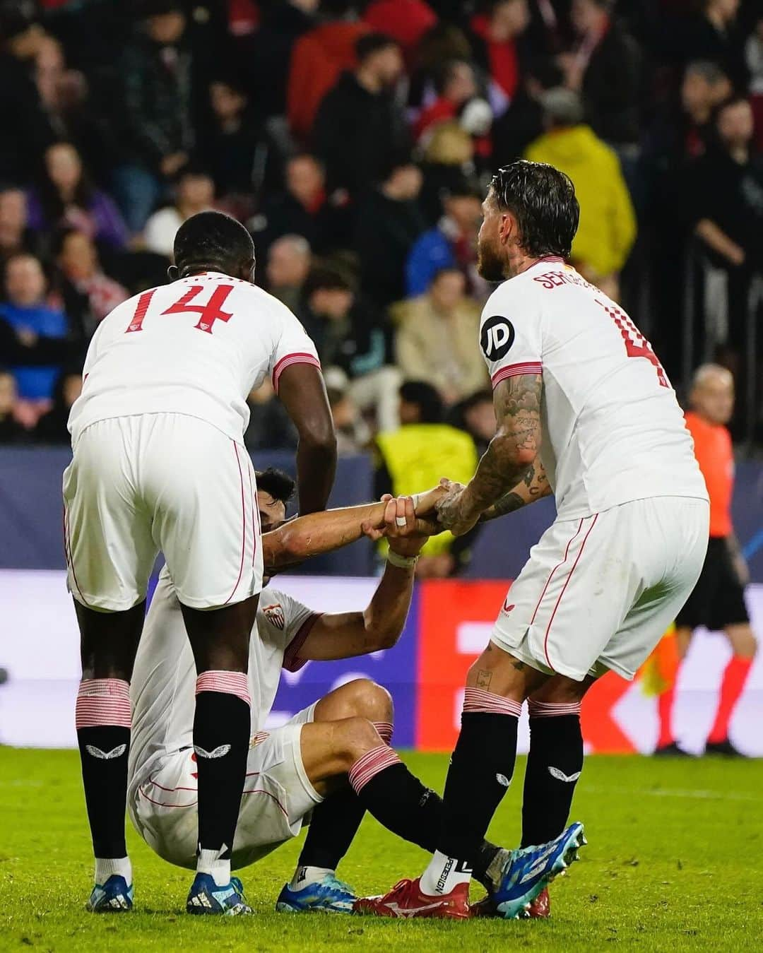 セルヒオ・ラモスさんのインスタグラム写真 - (セルヒオ・ラモスInstagram)「18 años esperando este gol y no ha podido tener un sabor más amargo.  Una noche durísima en la que vimos lo mejor y lo peor, pero los detalles deciden en la máxima competición. Entendemos y compartimos vuestra frustración. Solo nos queda callar, levantarnos y seguir trabajando para seguir en Europa.   18 years waiting for this goal, but it couldn’t have left a more bitter taste.  A very tough night with the best and worst on display, but small details are the difference in elite competition. We understand and share your frustration. Time to stop talking, get back up and keep working to stay in European competition.   ¡Vamos, Sevilla! #SiempreJuntos」11月30日 21時50分 - sergioramos