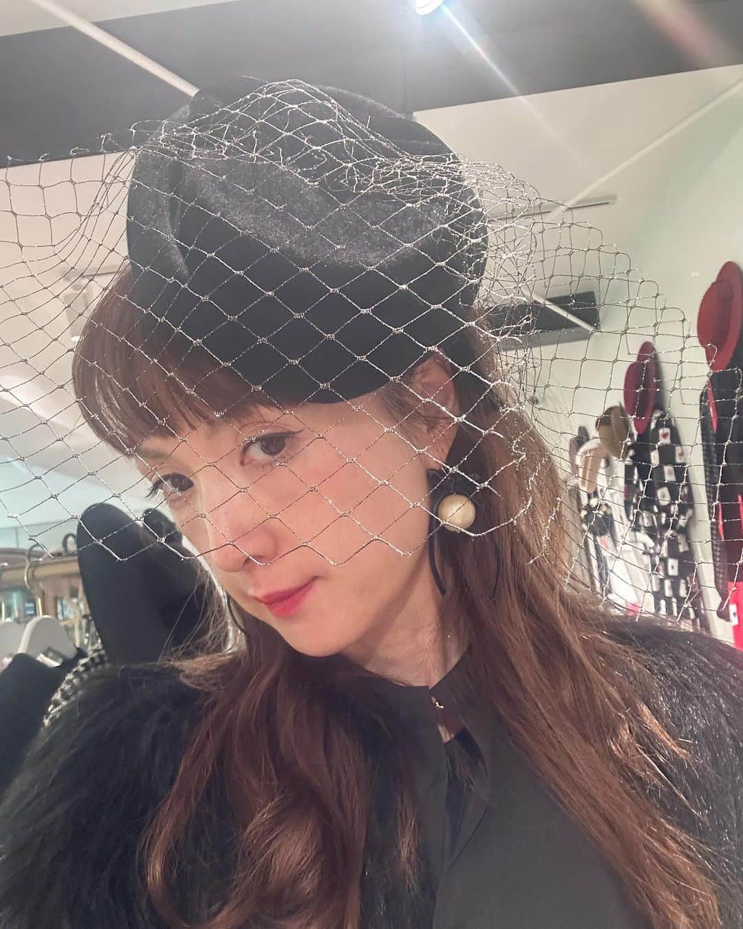 SHOKOさんのインスタグラム写真 - (SHOKOInstagram)「S for Shoko青山店で開催中の @joelle_chapeau ポップアップ🎩♥️ @sforshoko  ストーリーズにもUPしましたが、私は今回ヘッドドレスにも惹かれています♪ どれもクラシックでありながら、モードな表情もあって、ジョエルさんのお帽子はコーディネイトにひとつ足すだけでスタイルに深みを増すことも素晴らしい✨ 私は背景にストーリーのあるクリエイションが好きですが、それを強く感じるジョエルさんのお帽子にはずっと心を掴まれています♥️ ちなみに今日のブラウスは @amitie.amitie ストレート袖に、エリザベス襟🦎♠️」11月30日 21時50分 - shoko_london