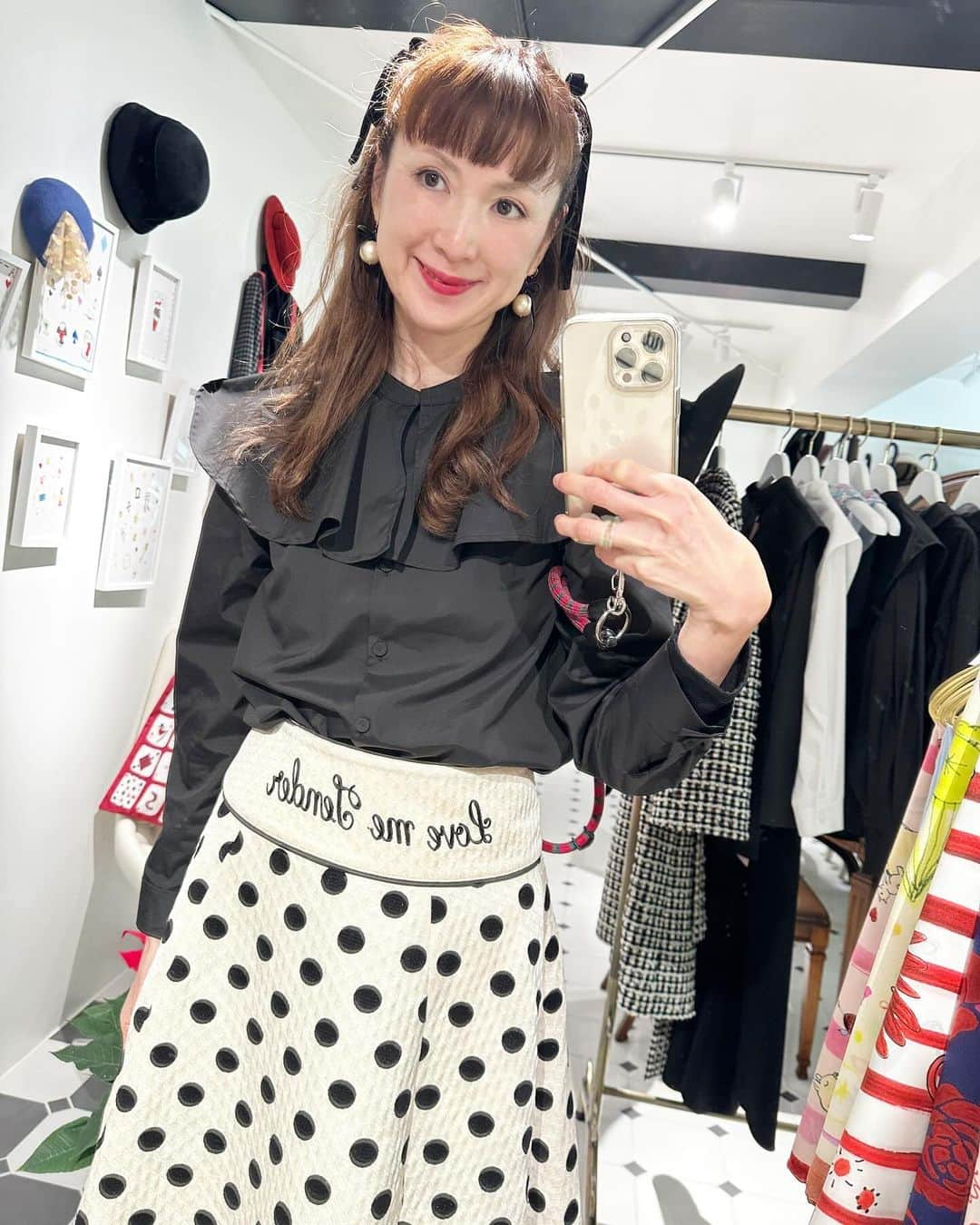 SHOKOさんのインスタグラム写真 - (SHOKOInstagram)「S for Shoko青山店で開催中の @joelle_chapeau ポップアップ🎩♥️ @sforshoko  ストーリーズにもUPしましたが、私は今回ヘッドドレスにも惹かれています♪ どれもクラシックでありながら、モードな表情もあって、ジョエルさんのお帽子はコーディネイトにひとつ足すだけでスタイルに深みを増すことも素晴らしい✨ 私は背景にストーリーのあるクリエイションが好きですが、それを強く感じるジョエルさんのお帽子にはずっと心を掴まれています♥️ ちなみに今日のブラウスは @amitie.amitie ストレート袖に、エリザベス襟🦎♠️」11月30日 21時50分 - shoko_london