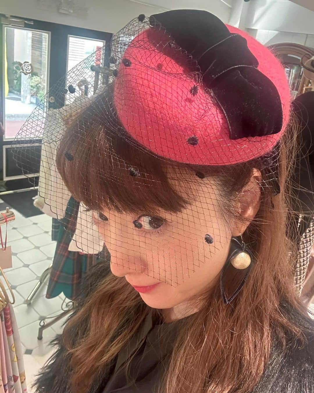 SHOKOさんのインスタグラム写真 - (SHOKOInstagram)「S for Shoko青山店で開催中の @joelle_chapeau ポップアップ🎩♥️ @sforshoko  ストーリーズにもUPしましたが、私は今回ヘッドドレスにも惹かれています♪ どれもクラシックでありながら、モードな表情もあって、ジョエルさんのお帽子はコーディネイトにひとつ足すだけでスタイルに深みを増すことも素晴らしい✨ 私は背景にストーリーのあるクリエイションが好きですが、それを強く感じるジョエルさんのお帽子にはずっと心を掴まれています♥️ ちなみに今日のブラウスは @amitie.amitie ストレート袖に、エリザベス襟🦎♠️」11月30日 21時50分 - shoko_london