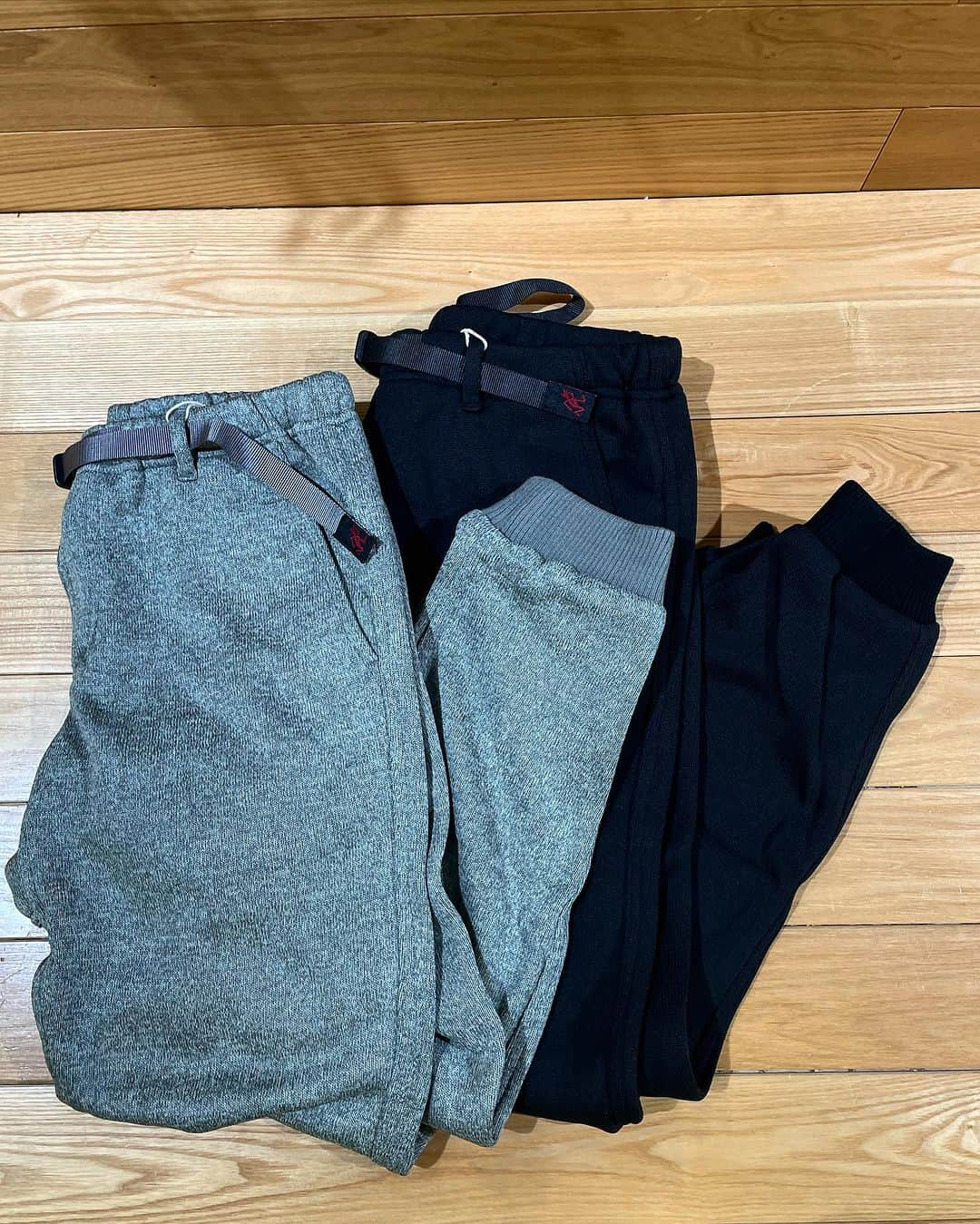 SUNDAY MOUNTAINさんのインスタグラム写真 - (SUNDAY MOUNTAINInstagram)「【このシーズン手離せない GRAMICCI BONDING FLEECE NARROW RIB pants入荷♪】  このシーズン人気のGRAMICCI BONDING FLEECE NARROW RIB pants 3TYPE入荷🙌 ▶︎unisex ▶︎men's ▶︎women's  ◎unisexのみリブ TYPEとなります♪  肌触り・履き心地の良いスウェットパンツは、ヒップ周りから渡りは程よい余裕があり、裾にかけて 細身になっていくナローシルエットが特徴的です。  裏面にはマイクロフリースを貼り付け、風を通しにくく保温性にも優れています◎   スウェット素材なのでリラックスウェアとして、 キャンプ着、タウンユースして着用できるヘビロテパンツ♪  表面がニットのように見えるニットフリース使用。  #thegate #グラミチ #GRAMICCI #キャンプコーデ #カジュアルコーデ #アウトドアファッション  #防寒コーデ #スウェットパンツ  #冬キャンプ #防寒  #防寒アイテム #暖かコーデ  #Camp #travel #旅行 #スウェットパンツコーデ  #冬コーデ #暖パン #楽ちんコーデ  #リラックスコーデ」11月30日 21時51分 - sundaymountain