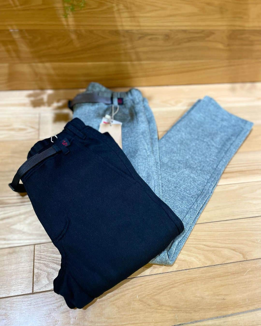 SUNDAY MOUNTAINさんのインスタグラム写真 - (SUNDAY MOUNTAINInstagram)「【このシーズン手離せない GRAMICCI BONDING FLEECE NARROW RIB pants入荷♪】  このシーズン人気のGRAMICCI BONDING FLEECE NARROW RIB pants 3TYPE入荷🙌 ▶︎unisex ▶︎men's ▶︎women's  ◎unisexのみリブ TYPEとなります♪  肌触り・履き心地の良いスウェットパンツは、ヒップ周りから渡りは程よい余裕があり、裾にかけて 細身になっていくナローシルエットが特徴的です。  裏面にはマイクロフリースを貼り付け、風を通しにくく保温性にも優れています◎   スウェット素材なのでリラックスウェアとして、 キャンプ着、タウンユースして着用できるヘビロテパンツ♪  表面がニットのように見えるニットフリース使用。  #thegate #グラミチ #GRAMICCI #キャンプコーデ #カジュアルコーデ #アウトドアファッション  #防寒コーデ #スウェットパンツ  #冬キャンプ #防寒  #防寒アイテム #暖かコーデ  #Camp #travel #旅行 #スウェットパンツコーデ  #冬コーデ #暖パン #楽ちんコーデ  #リラックスコーデ」11月30日 21時51分 - sundaymountain