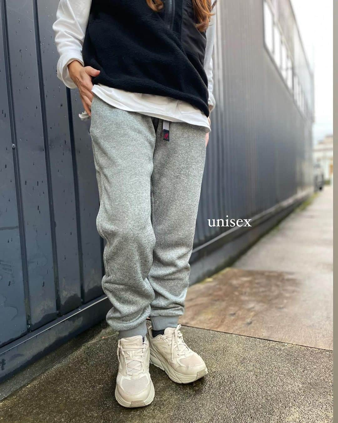 SUNDAY MOUNTAINさんのインスタグラム写真 - (SUNDAY MOUNTAINInstagram)「【このシーズン手離せない GRAMICCI BONDING FLEECE NARROW RIB pants入荷♪】  このシーズン人気のGRAMICCI BONDING FLEECE NARROW RIB pants 3TYPE入荷🙌 ▶︎unisex ▶︎men's ▶︎women's  ◎unisexのみリブ TYPEとなります♪  肌触り・履き心地の良いスウェットパンツは、ヒップ周りから渡りは程よい余裕があり、裾にかけて 細身になっていくナローシルエットが特徴的です。  裏面にはマイクロフリースを貼り付け、風を通しにくく保温性にも優れています◎   スウェット素材なのでリラックスウェアとして、 キャンプ着、タウンユースして着用できるヘビロテパンツ♪  表面がニットのように見えるニットフリース使用。  #thegate #グラミチ #GRAMICCI #キャンプコーデ #カジュアルコーデ #アウトドアファッション  #防寒コーデ #スウェットパンツ  #冬キャンプ #防寒  #防寒アイテム #暖かコーデ  #Camp #travel #旅行 #スウェットパンツコーデ  #冬コーデ #暖パン #楽ちんコーデ  #リラックスコーデ」11月30日 21時51分 - sundaymountain