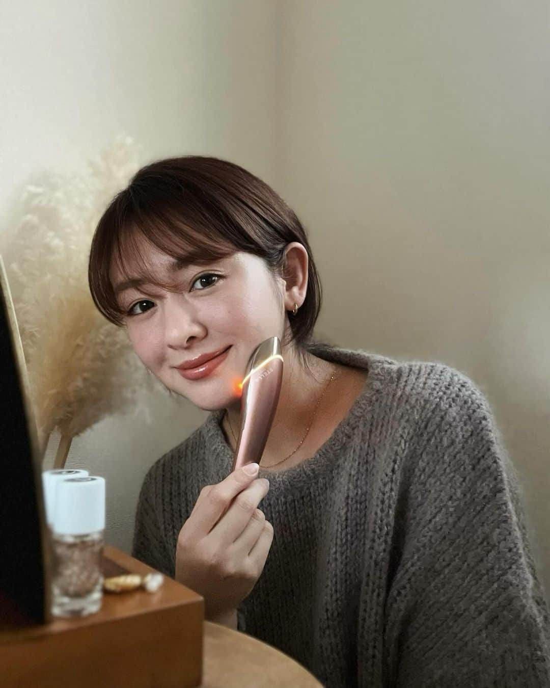 菅谷梨沙子さんのインスタグラム写真 - (菅谷梨沙子Instagram)「提供して頂いた Beauty Face Stick (@stellabeaute_jp ）  これは 表情筋に的確にアプローチしてくれて、美容バリメゾットを実現した新感覚のデバイスなんだって😲✨ 美容家電大好きなのでとっても嬉しい… ありがとうございます‼︎  これは両方使えるんだけど、細いペンの部分は美容鍼のようにツボ押しができるの（EMSも流れるよ）  しかもね スポットセンシング機能が搭載されていて、顔の形状を把握して、人によって異なるツボの位置を正確に特定して音で教えてくれるの😮👏🏻この機能本当にすごい…！  反対の太い部分はヒーティング機能がついていて、広範囲の筋肉を温めながら和らげることができる。 これも気持ちよくてね🥹 テレビ観ながら、スマホ見ながらと簡単に出来ちゃうから良い◎ 美顔器ってジェルつけて使うものが多いし、このサイズ感だと持ち運びにも最適よね🫰🏻  まだ使い始めて日も浅いので、ひとまず1ヶ月程使ってどんな感じかまたレポートします😙✍🏻  #美容バリ #EMS #美顔器 #ほうれい線 #ビューティフェイススティック #STELLABEAUTE #BeautyFaceStick」11月30日 21時51分 - risako_sugaya