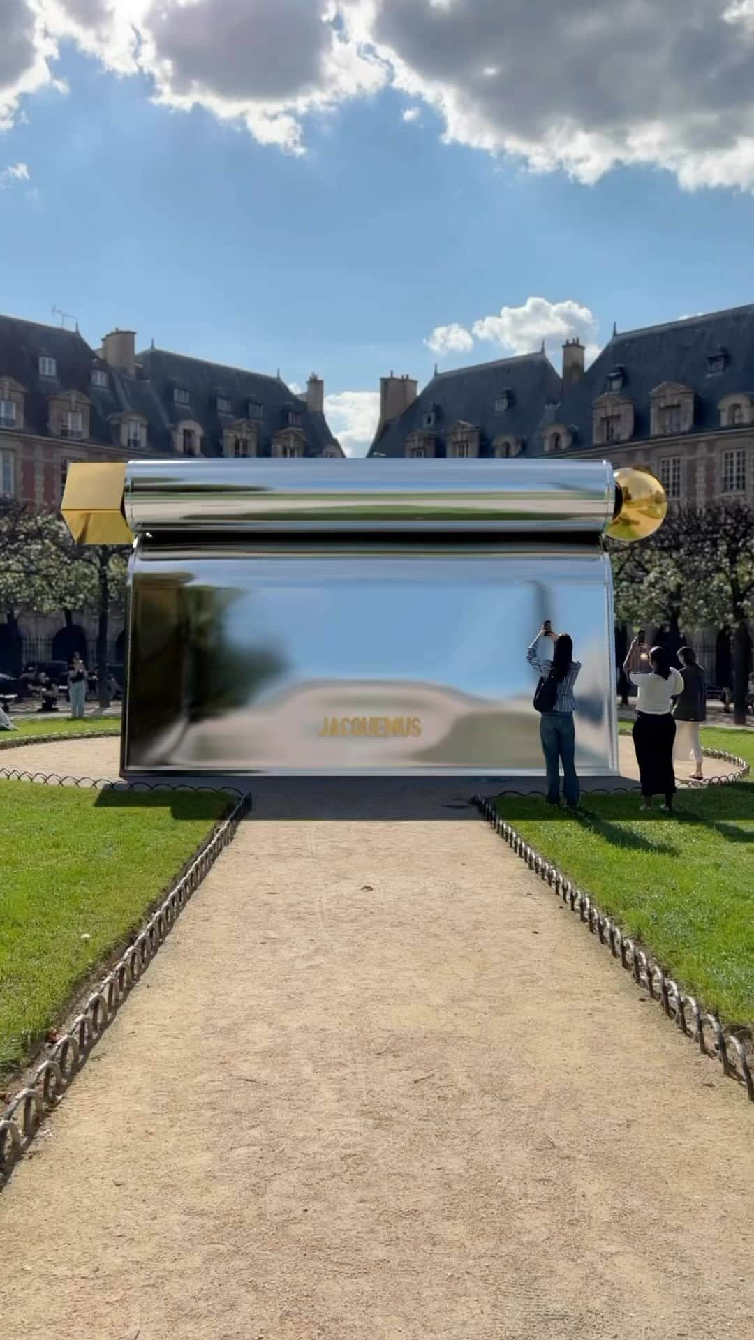 ジャックムスのインスタグラム：「Bonjour! 👋🏽 Our installation place des vosges :)  Jacquemus.com」