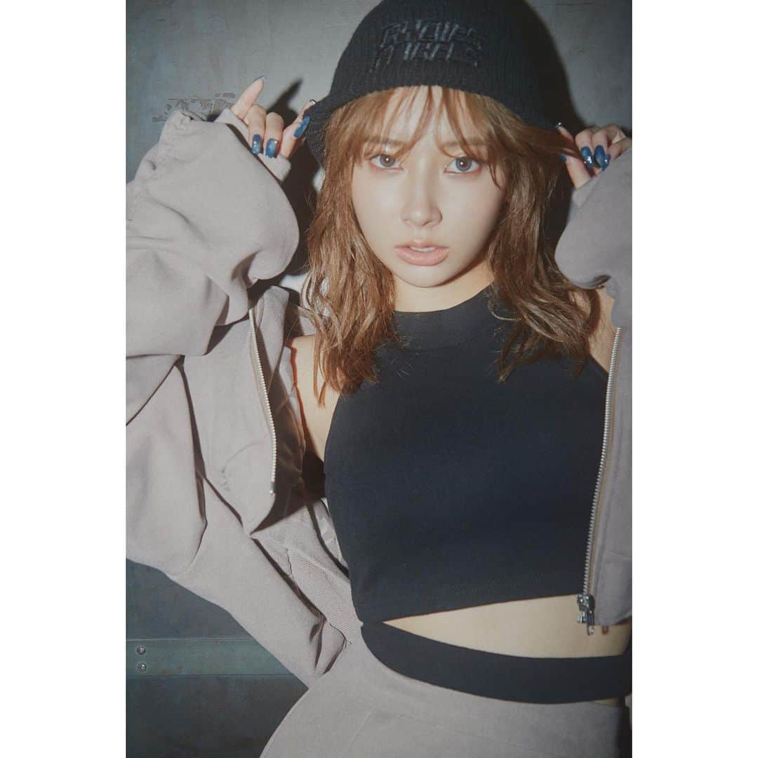 GYDAさんのインスタグラム写真 - (GYDAInstagram)「WEBカタログ第2弾"2024 EARLY SPRING COLLECTION feat.PyunA."を本日11月30日(木)公開 !  ファッションにマンネリしがちなこの時期に... 今回のWEBカタログでは 春を匂わせるアイテムをMixすることで おしゃれモチベーションが高められるようなスタイリングを 大人気モデルPyunA.さんが着こなします！  公式通販サイト「RUNWAY channel」にて公開！  WEBカタログ：http://s.runway-ch.jp/gyda_1130_pyuna   ■PyunA.さんプロフィール   2000年9月19日生まれ。  InstagramなどのSNSを中心に「韓国系ギャル」として認知され、同年代の女性から人気がある。   2021年3月に関西コレクションに初出演。  2022年4月1日から雑誌『小悪魔ageha』の専属モデルになったことを発表。  2023年8月25日、初の写真集『ぴょなってみる？』がKADOKAWAから発売。    Instagram : @_000919_  YouTube : https://www.youtube.com/@pyuna_official  #GYDA #ジェイダ #ぴょな」11月30日 21時53分 - gydajp