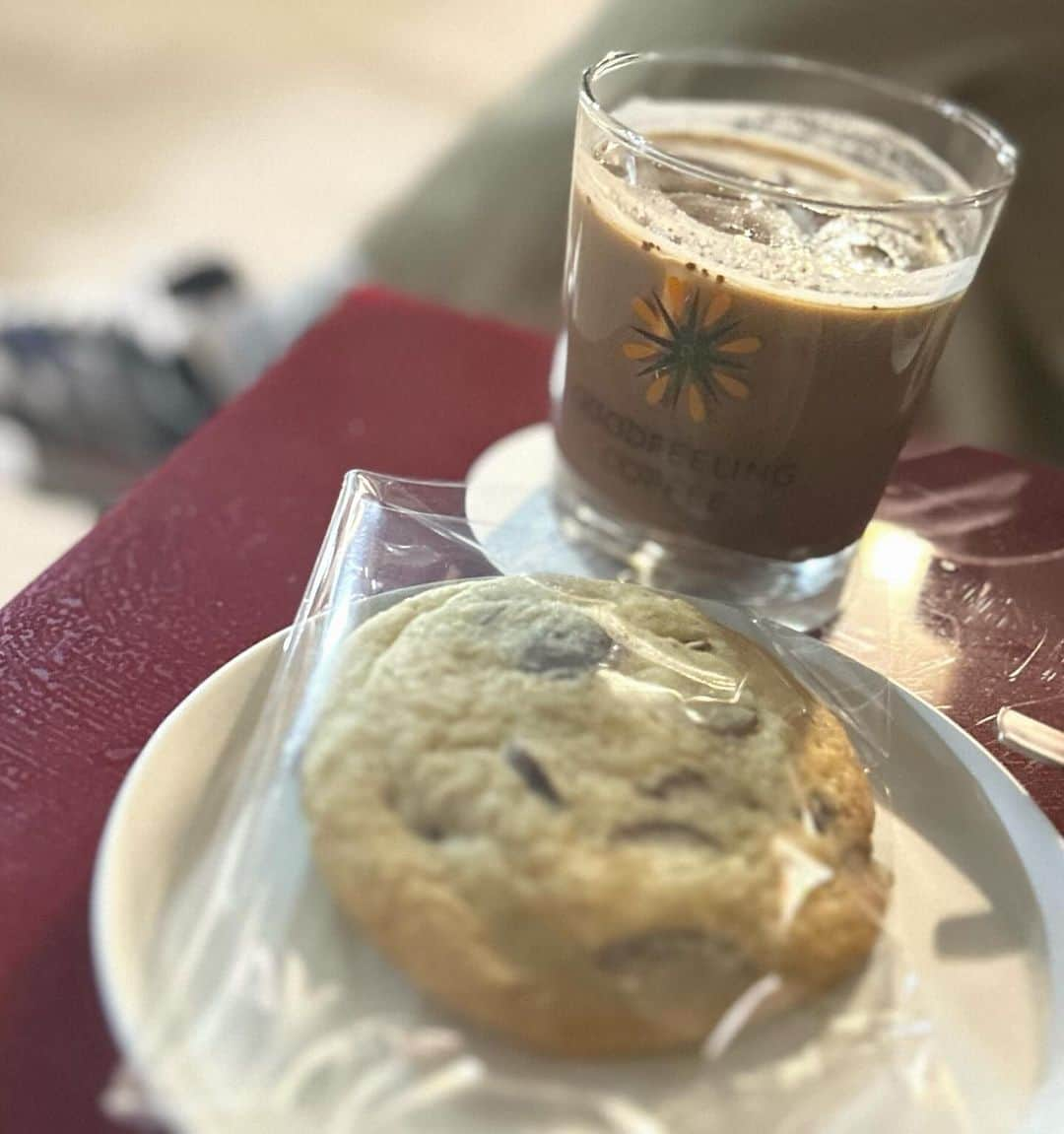 岩倉美里のインスタグラム：「⁡ ⁡ ⁡ 先日石井さんのカフェに行かせてもらいました☕️☀️ 今まで飲んだコーヒーの中でいちばんおいしかったです、、、 突き抜けるおいしさで震えました、、、 あの日から毎日思い返しています、、、 石井さんかっけぇ、、、☕️ クッキーもおいしすぎて２枚食べちゃいました🍪🍪 またおじゃまさせて頂きたいものです👼🏻🤎」