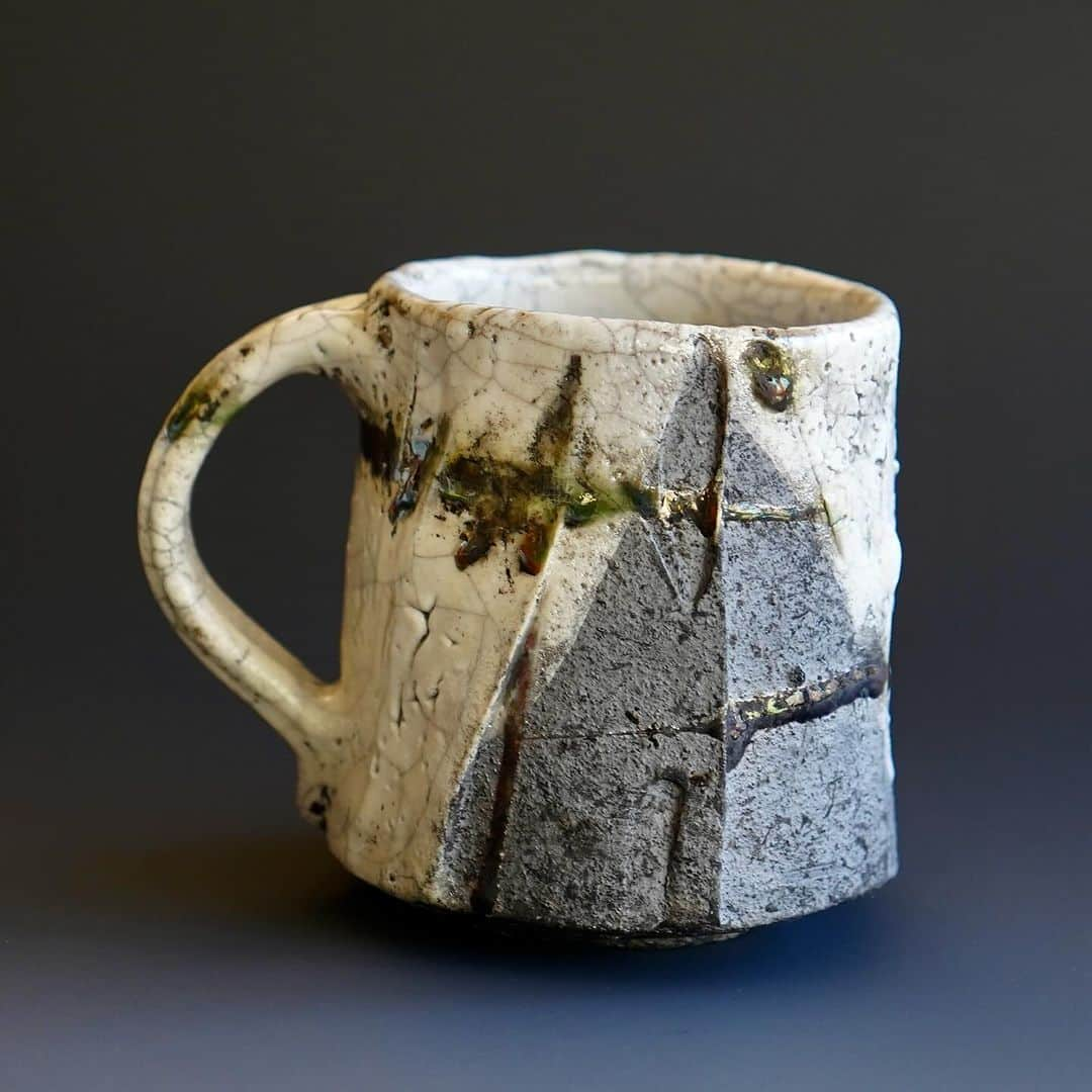 佐竹晃さんのインスタグラム写真 - (佐竹晃Instagram)「Hikidashi mug. -Greetings of the season!  Online Holiday Open Kiln Sale More than 300 new pots will be available online starting Dec. 1st, 8pm (ET, U.S.) www.akirasatake.com or link in my bio. Free shipping within the U.S. with purchase of $200 or more, from Dec. 1st through Sunday Dec. 3rd, 11:59PM.  . #akirasatakeceramics #clay  #mug #coffee #tea  #お茶 #茶 #asheville #コーヒー　#マグ　#コーヒーカップ  #gallerymugen  #陶芸 #陶芸家  #佐竹晃 #ceramics #pottery #japanese #japanesepottery #tougei」11月30日 21時55分 - akirasatake