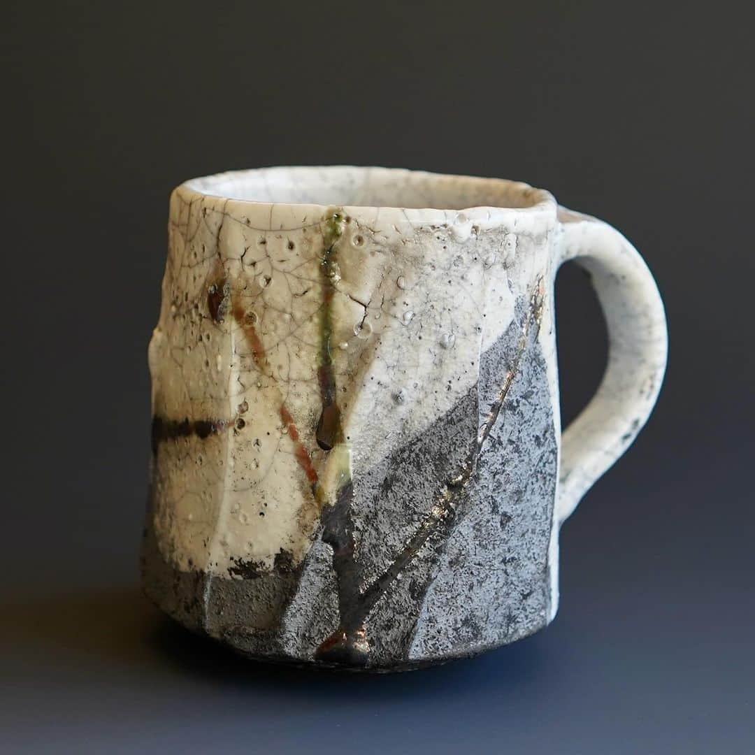 佐竹晃さんのインスタグラム写真 - (佐竹晃Instagram)「Hikidashi mug. -Greetings of the season!  Online Holiday Open Kiln Sale More than 300 new pots will be available online starting Dec. 1st, 8pm (ET, U.S.) www.akirasatake.com or link in my bio. Free shipping within the U.S. with purchase of $200 or more, from Dec. 1st through Sunday Dec. 3rd, 11:59PM.  . #akirasatakeceramics #clay  #mug #coffee #tea  #お茶 #茶 #asheville #コーヒー　#マグ　#コーヒーカップ  #gallerymugen  #陶芸 #陶芸家  #佐竹晃 #ceramics #pottery #japanese #japanesepottery #tougei」11月30日 21時55分 - akirasatake