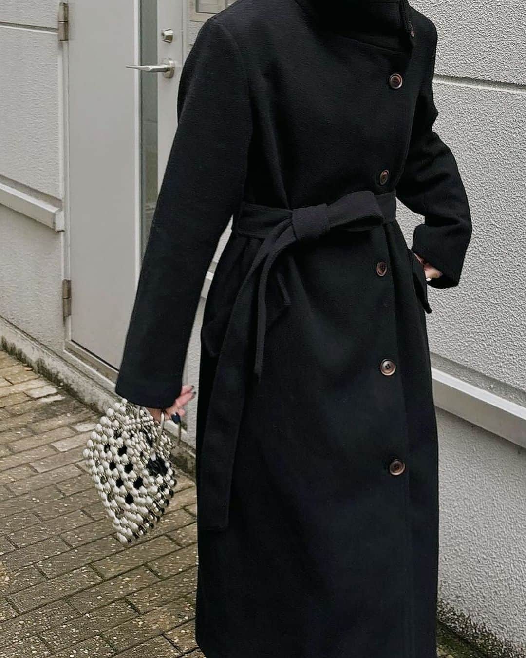 のインスタグラム：「#MOUSSYSNAP @nanamiii_12 163cm  ・STAND COLLAR LONG COAT(010GAA30-7220) ・SILVER BEADED MINI BAG(010GA751-5810) 全国のMOUSSY店舗／SHEL'TTER WEBSTORE／ZOZOTOWNにて発売中。  #MOUSSY」