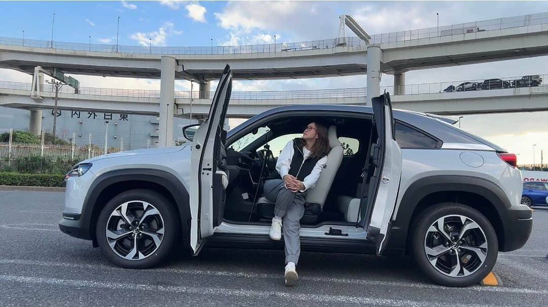 吉田由美さんのインスタグラム写真 - (吉田由美Instagram)「マツダの「MX-30 ロータリーEV」に試乗したよー  https://www.youtube.com/live/G6B4EYggV8U?si=cwFllVJ_auLc16d6  ＃マツダ　＃Mazda ＃ロータリーEV ＃MX30ロータリーEV ＃MX30RotaryEV #吉田由美　#吉田由美ちゃんねる　#yumiyoshida」11月30日 21時58分 - yumi__yoshida