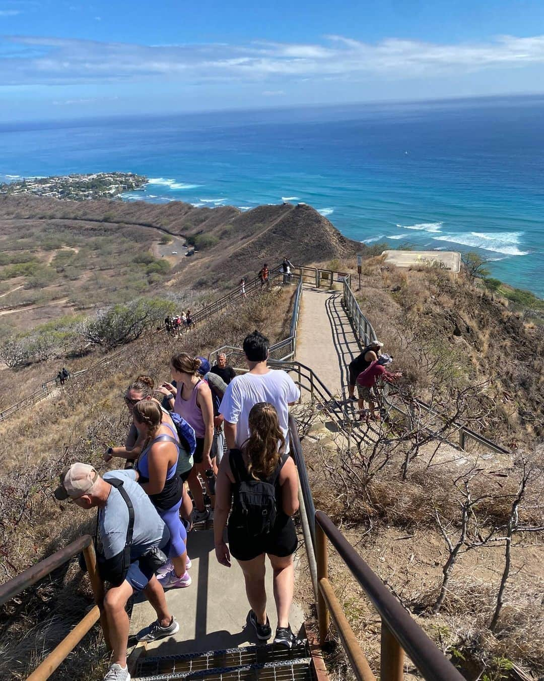 渡辺妃香さんのインスタグラム写真 - (渡辺妃香Instagram)「. ダイヤモンドヘッド⛰️☀️ 景色が最高だった〜〜〜  . . #ハワイ #ハワイ旅行 #家族旅行 #ホノルル #サンセット  #ビーチ #ダイヤモンドヘッド #山登り #hawaii #honolulu #trip #여행 #패션 #데일리」11月30日 21時59分 - watanabe_himeka