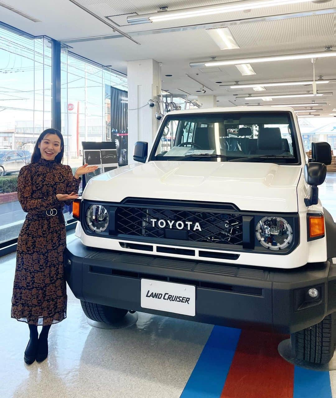 吉田知那美さんのインスタグラム写真 - (吉田知那美Instagram)「・ TOYOTA Land Cruiser70   ついにネッツトヨタ北見本社のショールームにも ランクル70が入りました！！🙌👏🫶すごく待ってました🦒  外装は角ばったランクル70らしいロマンがたっぷりのクラシックなシルエット。 内装も古き良き時代のトヨタ車のレトロ感漂いながら、最新の安全機能、もちろんToyota Safety Senseも搭載。  今日もご来店いただいた方々と一緒に丸目レトロなかわいい顔のランクル70にうっとり。 古きを継承しながら多様性を兼ね備えたランクル70、ぜひネッツトヨタ北見本店ショールームでご覧になれますのでオホーツクにお住まいの車好きのみなさん、ぜひいらしてください🫶  #ネッツトヨタ北見 #toyota #landcruiser70  #再再販売 #ランクル70 #車好き #トヨタ #ランクル」11月30日 21時59分 - chinami1991