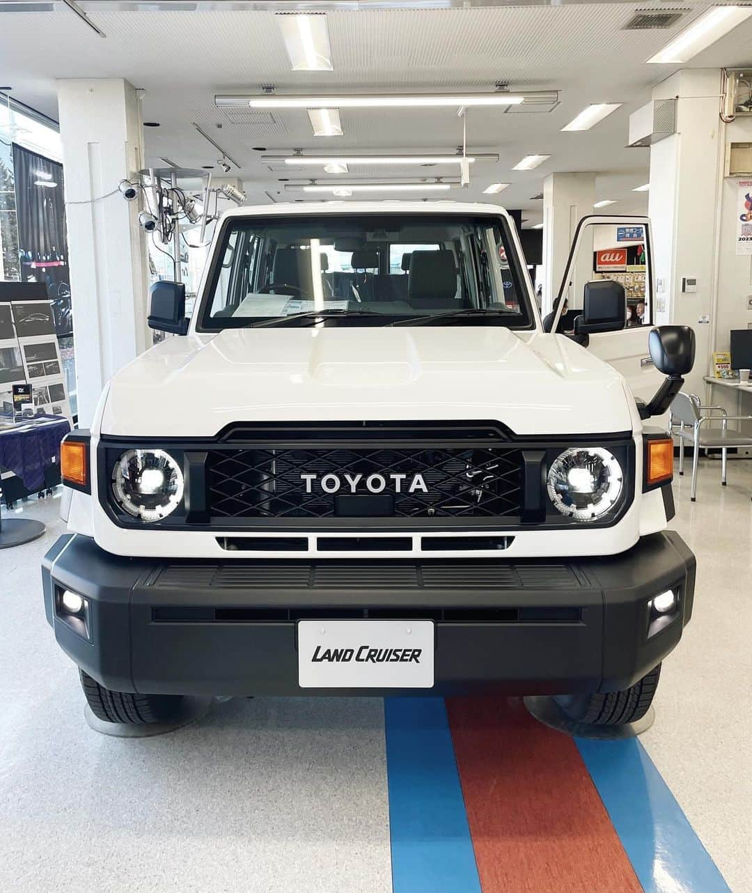 吉田知那美さんのインスタグラム写真 - (吉田知那美Instagram)「・ TOYOTA Land Cruiser70   ついにネッツトヨタ北見本社のショールームにも ランクル70が入りました！！🙌👏🫶すごく待ってました🦒  外装は角ばったランクル70らしいロマンがたっぷりのクラシックなシルエット。 内装も古き良き時代のトヨタ車のレトロ感漂いながら、最新の安全機能、もちろんToyota Safety Senseも搭載。  今日もご来店いただいた方々と一緒に丸目レトロなかわいい顔のランクル70にうっとり。 古きを継承しながら多様性を兼ね備えたランクル70、ぜひネッツトヨタ北見本店ショールームでご覧になれますのでオホーツクにお住まいの車好きのみなさん、ぜひいらしてください🫶  #ネッツトヨタ北見 #toyota #landcruiser70  #再再販売 #ランクル70 #車好き #トヨタ #ランクル」11月30日 21時59分 - chinami1991