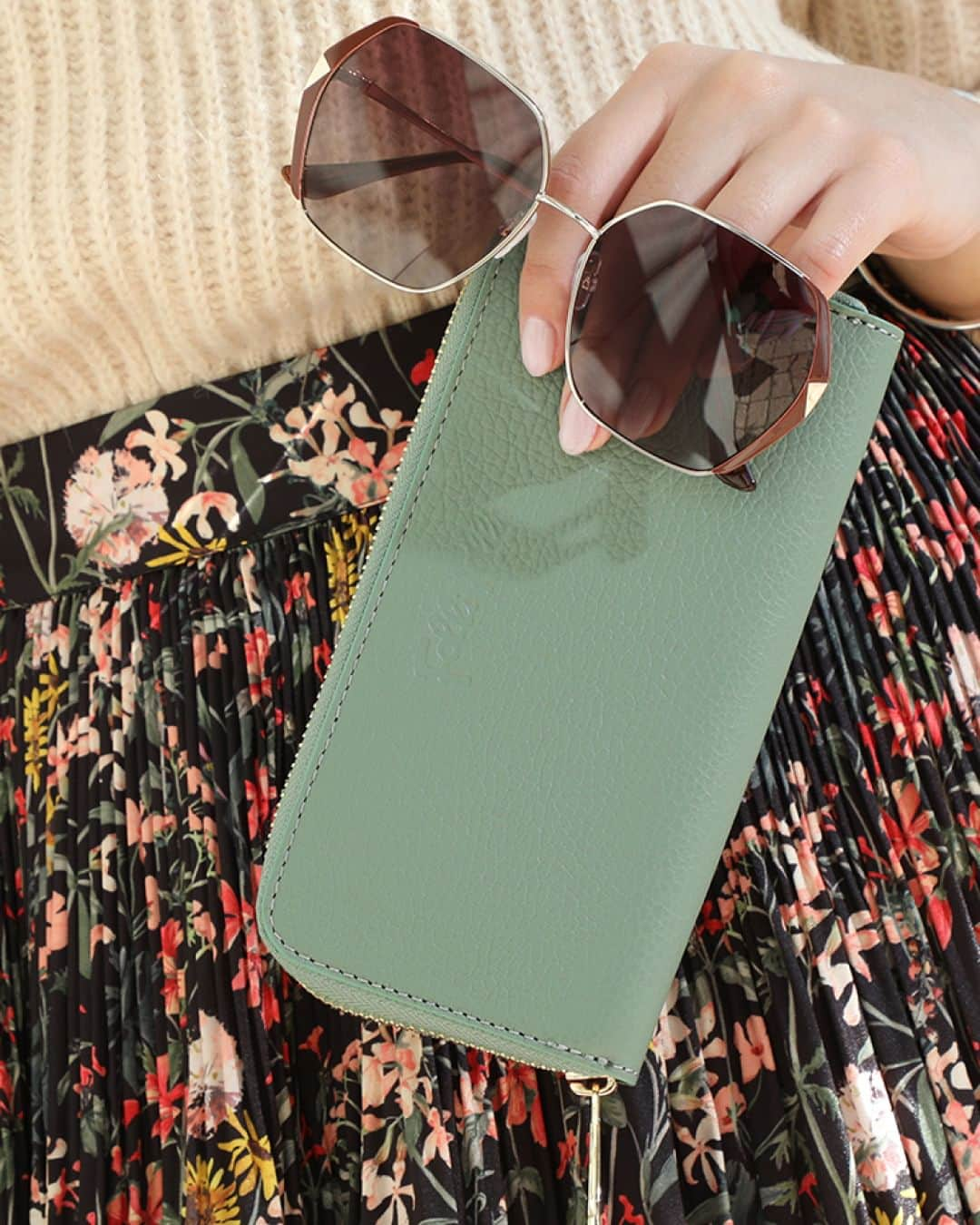 フォリフォリのインスタグラム：「Style up your everyday look with your favorite Folli Follie accessories! Discover the great range of sunglasses and wallets online.  #follifollie #myfollifollie #2k23 #inspiration #fashion #style #accessoriesofinstagram #accessories #wallet #sunglasses」