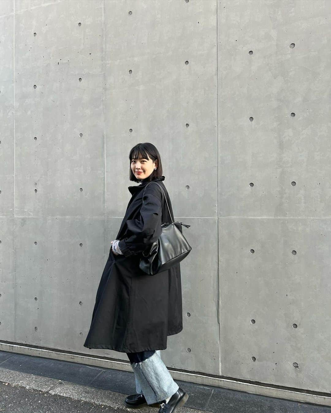 森貴美子さんのインスタグラム写真 - (森貴美子Instagram)「袖がバルーンになっていて裾がAラインのアウターは、キルティングベストになったライナー付きでライナーをコートの上に合わせて2WAYとしても👌🩵 軽めに見えるけど実はとても暖かい💕  いよいよ明日から師走。冬本番ですね❄️ 今年もあとひと月だ。がんばろう！  #midiumisolid  #ミディウミソリッド  @midiumisolid_official」11月30日 22時01分 - morikimi_morikimi