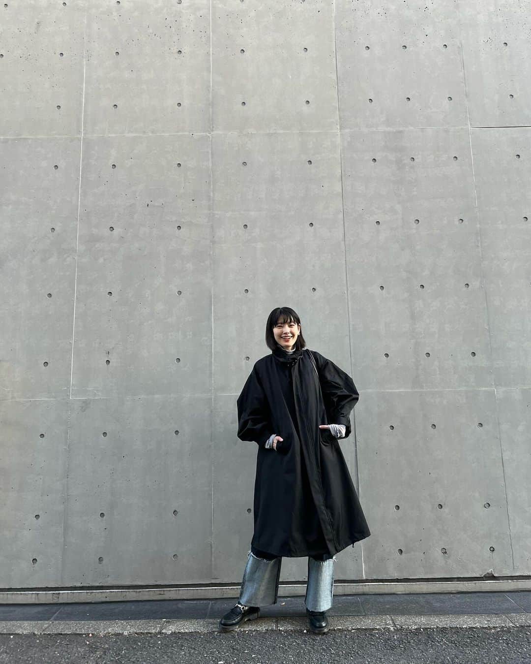 森貴美子のインスタグラム：「袖がバルーンになっていて裾がAラインのアウターは、キルティングベストになったライナー付きでライナーをコートの上に合わせて2WAYとしても👌🩵 軽めに見えるけど実はとても暖かい💕  いよいよ明日から師走。冬本番ですね❄️ 今年もあとひと月だ。がんばろう！  #midiumisolid  #ミディウミソリッド  @midiumisolid_official」