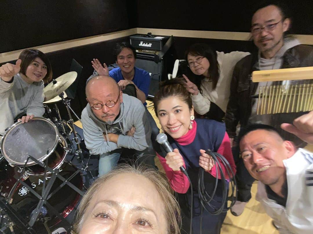 のインスタグラム：「マミーズビスケット 昨日はリハーサル  12月15日のビスケットタイムでのライブ  まさかの！ ERIKOさんがゲスト！！  あ、言っちゃった、  すでにソールドアウトですが。  せいぜいがんばります。  #熊谷真実 #ERIKO #マミーズビスケット」
