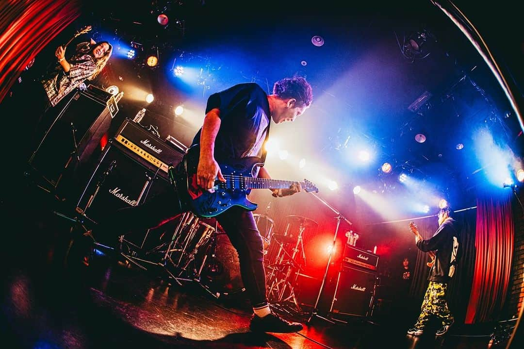 SHiNNOSUKEのインスタグラム：「Raise Up 2023🔥  next LIVE 2023.12.17@Shibuya WOMB🔥  photo by @musicmagic3923   #rookiezispunkd #stuw #sinobrown #live #raiseup2023 #band #rockband #shimokitazawa #tokyo」