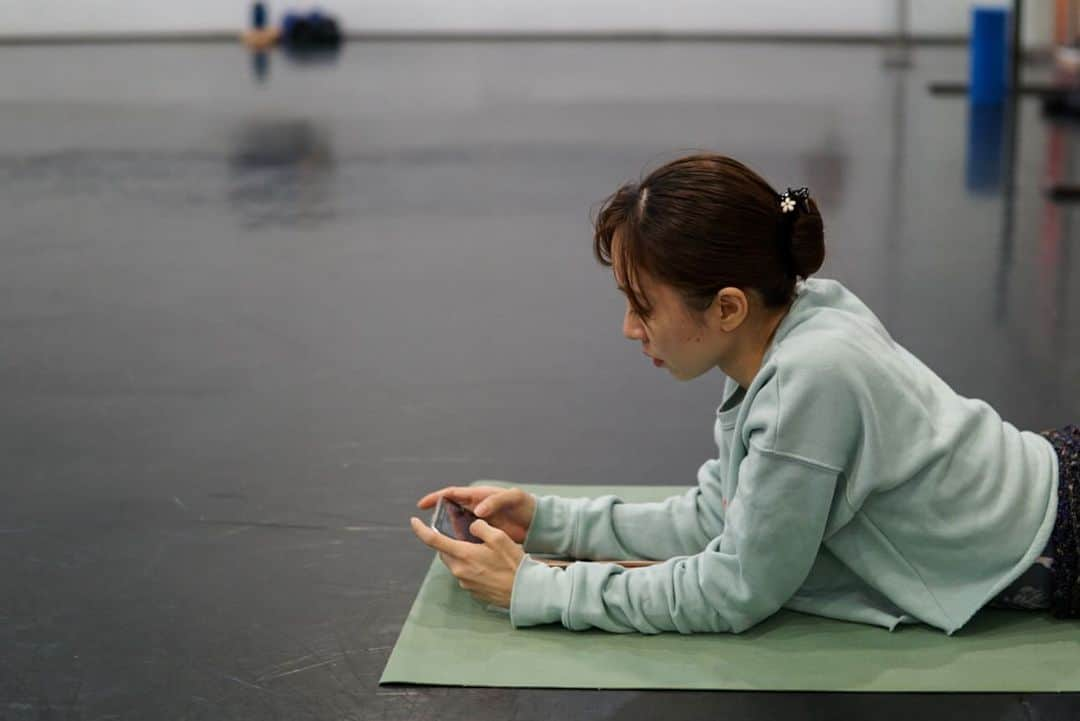 峯岸伽奈さんのインスタグラム写真 - (峯岸伽奈Instagram)「. . .  candid photo by @ivansmorgan   Prepare for rehearsal 💻👓  and as you can see, I love green😆💚      リハ前に、前日のビデオを真剣に見てるの図。 今シーズンも残すところあと2週間ちょっと！ もう12月なんて早すぎる🌕  #日常 #バレエダンサー  #singaporeballet  #balletdancer #dancerlife」11月30日 22時01分 - minegishikana_