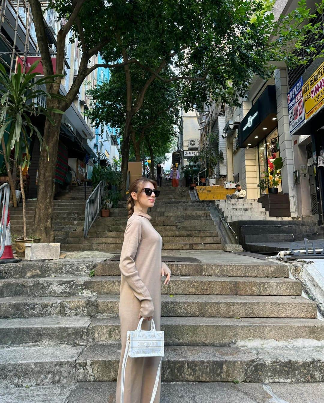 SARAさんのインスタグラム写真 - (SARAInstagram)「Touchdown in HK 🇭🇰  The more I come and the more I love this city So grateful for all the friends here, having the best time everr!  @libjoie のワンピース、出発に間に合って良かった〜 ボディーラインを綺麗に見せてくれて、動きやすくて、旅行に良い♡」11月30日 22時02分 - sara_pizzo