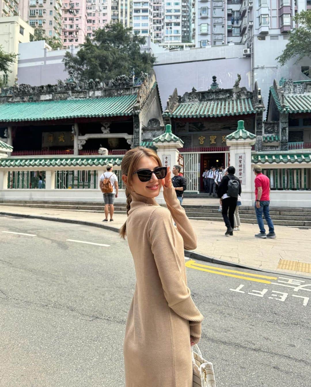 SARAのインスタグラム：「Touchdown in HK 🇭🇰  The more I come and the more I love this city So grateful for all the friends here, having the best time everr!  @libjoie のワンピース、出発に間に合って良かった〜 ボディーラインを綺麗に見せてくれて、動きやすくて、旅行に良い♡」