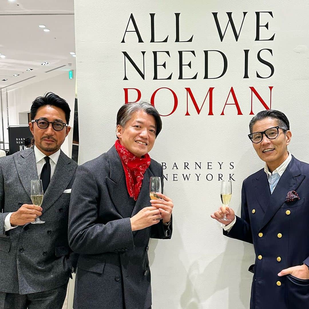 のインスタグラム：「Congratulations on Barneys New York's 100th anniversary.  バーニーズ　ニューヨーク100周年、誠におめでとうございます。これからも素敵なライフスタイル、そしてスタイリッシュなファッションを提案して下さい。ということで、坂田さんとオギーと記念に‼️  @barneysjapan  @barneysny  @barneysnewyork_roppongi  @barneysnewyork_ginza  @sakata_aands  @ogiyama_takashi  @yoshimasa_hoshiba  #yoshimasa_hoshiba  #干場義雅  @forzastylecom  #forzastyle @minimalwardrobe_official」