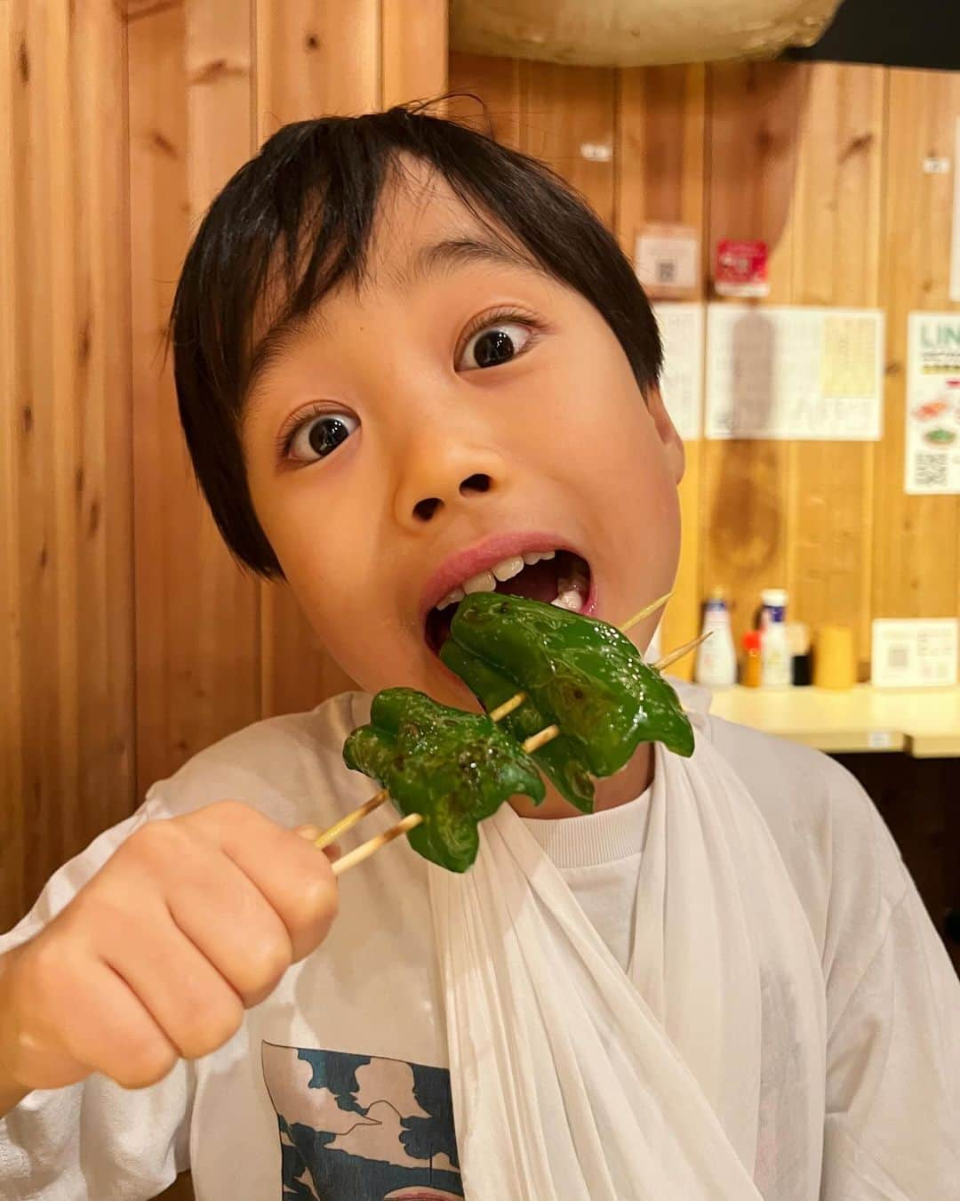 ニーコのインスタグラム：「最近のじゅちお気に入りの焼き鳥屋 ピーマン→トマトチーズ肉巻き→ピーマン→トマトチーズ肉巻き→ピーマン…無限ループ😇(ねぎまとライスも挟む)」