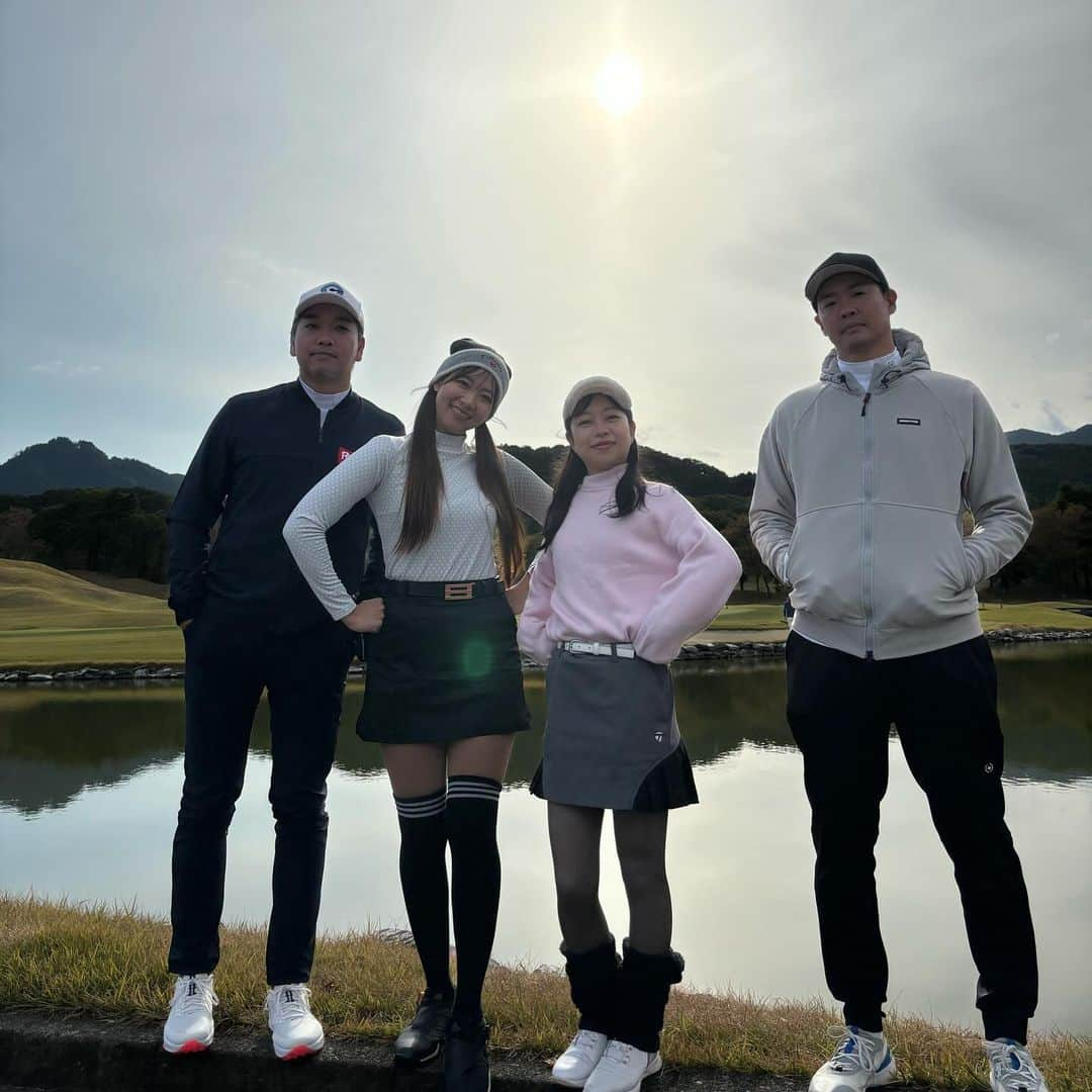 江原詩織さんのインスタグラム写真 - (江原詩織Instagram)「11月の軽井沢合宿2日目⛳️  2日連続で軽井沢高原の予定だったけれど、雪予報だったため群馬に下りてはじめましての緑野カントリークラブへ🏌️‍♀️ ア◯ーディアとは思えない、コースコンディションが良くて進行もスムーズでしたっ🙆‍♀️✨  前日が極寒だったこともあり、前半は暖かい気がしてうはうはだったのでフロントからチャレンジ！  兎に角ドライバーは振り続けてフラットで220yd超えする様になったし、ヘッドスピードは十分取り戻した気がします🏌️‍♀️🔥  相変わらずショットが不安定なのとマネジメントができてなくて素でトリとかやっちゃうあたりがまだまだへっぽこを抜け出せない要因だなーと🐣笑  @maimai_fleur  飛ぶし曲がらないしパターも上手いし同じティーからやってるとは思えない圧巻の70台で、一緒にプレーしててすごく楽しかったー！！  @keita_kns  卍解してた。内心ジェラシーめらめらするくらいショットもアプローチも良かった！！カプセルコーポレーション私も入りたい！  @herodesign56  マイペースなピロちぃのお陰で私もゴーイングマイウェイで自分のプレーを貫けたと思うから感謝ー！！  最高のメンバーとタフな環境で合宿ができて、楽しかったし身になったと思う🐥🌱  上手くなりたーーーーい！！！！笑  #軽井沢 #軽井沢ゴルフ #緑野カントリークラブ　 #軽井沢高原ゴルフ倶楽部  #ゴルフウェア #ゴルフコーデ #ゴルフ初心者 #ゴルフ部 #ゴルフ上手くなりたい #ゴルフ好きとつながりたい #golfswing #女子ゴルフ #ゴルフ女子 #ゴルフ男子 #ゴルファー #golfrange #golflife #golfer #golf #골프 #กอล์ฟ #高尔夫球 #golfstagram #instagolf」11月30日 22時07分 - shiori__golf