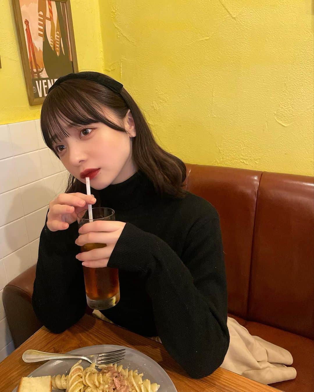 新田湖子さんのインスタグラム写真 - (新田湖子Instagram)「この日寒すぎたなあ、確か雨で前髪の巻き取れてます、笑 歩いてて可愛いとこ見つけたから入った🍽 何も決めずに気になったところ寄るのすき🙊」11月30日 22時07分 - coconitta0809