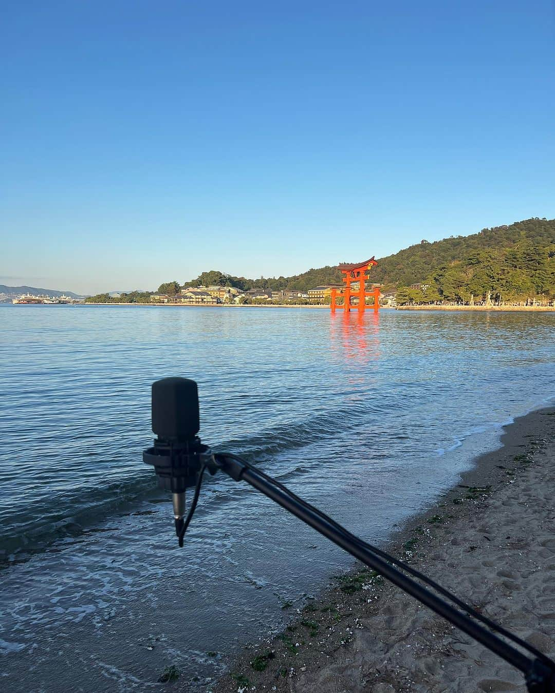 平原綾香のインスタグラム：「広島県宮島 嚴島神社の大鳥居と共に 「からっぽのハート」を歌唱  １発録りならではの 歌と鳥居と波のマリアージュ❤️‍🔥 ↑羽田美智子さんの ナレーション風に読んでください  フジテレビ 「空旅をあなたへ-PREMIUM SKY-」 関東ローカル  11月30日(木)22:54〜23:00 私が出演するラスト回 ぜひお楽しみに！」