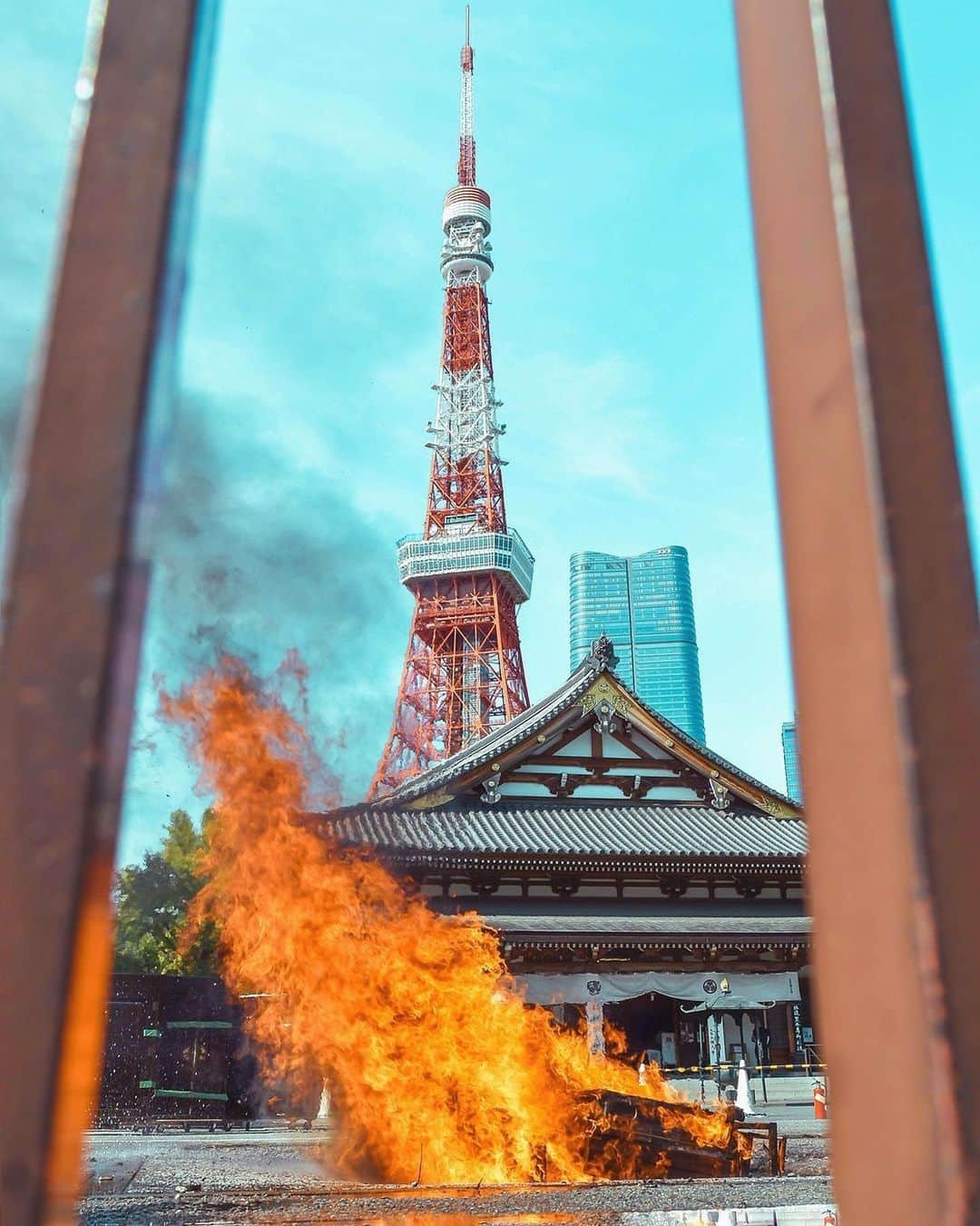 Promoting Tokyo Culture都庁文化振興部のインスタグラム：「An "otakiage" ceremony at Zōjō-ji Temple near Tokyo Tower.  Otakiage is a ceremony in which old good luck charms, money, Buddhist altars, mementos of the deceased, and other important items are burned in a fire to make offerings to the deceased. It is a traditional custom that has been practised in Japan since ancient times.  -  東京タワーを間近に望む増上寺の境内で、炎が勢い良く燃え上がる1枚。 これは、「お焚き上げ」を行っている様子です。  お焚き上げは、古いお守りやお札、仏壇、故人との思い出の品など、 粗末に扱うことのできない大切な品物を火で焚いて供養する儀式。 日本で古くから行われている伝統的な風習です。  #tokyoartsandculture 📸: @you.itabashi  #zojoji #tokyotower #増上寺 #東京タワー #japantraditional #japanculture #伝統芸能 #日本文化 #artandculture #artculture #culturalexperience #artexperience #culturetrip #theculturetrip #japantrip #tokyotrip #tokyophotography #tokyojapan  #tokyotokyo #explorejpn #unknownjapan #discoverjapan #japan_of_insta  #nipponpic  #japanfocus #japanesestyle #artphoto #artstagram」