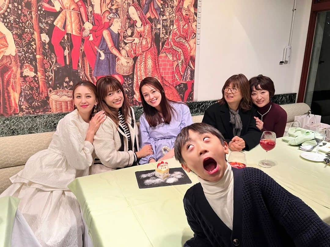 渡香奈さんのインスタグラム写真 - (渡香奈Instagram)「ヨンアヤ〜 センイル チュッカヘ🥳🎂(だいぶ過ぎてる！笑) いくつになっても最高に可愛い人🫰🏻サランヘヨ❤️  #ヨンア #センイルチュッカヘ #happybirthday #happytime #サランヘヨ」11月30日 22時12分 - kanarina1261