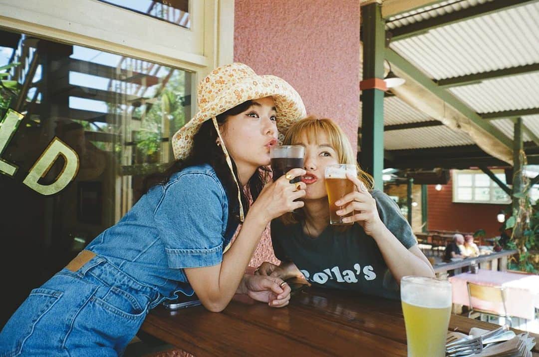 長澤メイのインスタグラム：「love🫶💕 @nanae0608   phot by @seborikayo   #byron #australia」