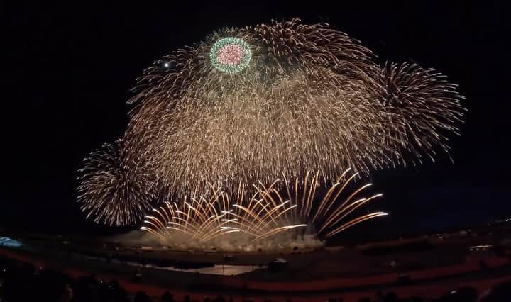 Asuka（明日香）のインスタグラム：「* * 長野えびす講煙火大会より * * 最近、GoProの調子が悪くて録画が途中で止まっちゃうことがしばしば😔 ⁡ 2023.11.23 ⁡ #長野えびす講煙火大会 #長野 #fireworks #花火 #gopro」