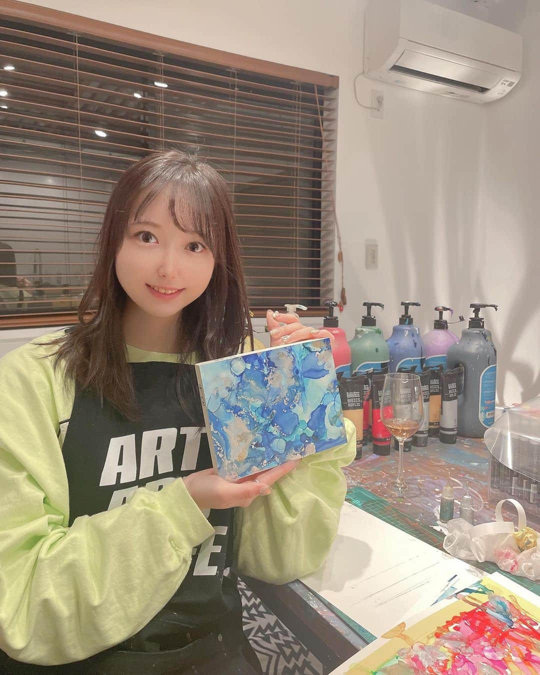 大崎菜々子のインスタグラム：「原宿にあるART AND CAFEさんに行ってきました✨️  たらし込みアート、テクスチャーアート、アルコールインクアート等のワークショップが体験できるカフェです。  音楽を聴きながら、ワインやコーヒー、紅茶も飲みながらアート体験ができちゃうよ🖼🍷  今回はアルコールインクアートを体験してきたよ🎨  講師の方が教えてくれるので初心者でも安心して楽しめます✨️  自分の作品ができあがるのがすごくワクワクして私もまた行きたいっ！  アート空間で非日常な体験をしてみてね✨️  PR @art_and_cafe_harajuku #アート体験 #artandcafe #artandcafe原宿 #原宿デート」