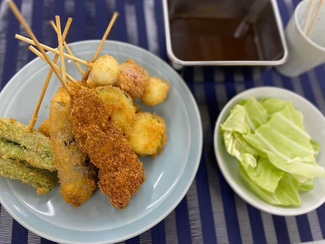 桝田沙也香のインスタグラム：「* ・串カツ（串揚げ）  呼称にも地域性があるようですね！ 串カツ？串揚げ？🍖🫑🍅 皆さんの地域では何と呼びますか？ 私は〝串カツ〟と言うことが多いなぁ🤔  甘めの特製ソースで、 おやつ感覚で何本でも食べられちゃう😋 二度漬けは禁止🙅‍♀️🈲  居酒屋気分でワイワイ楽しむ、 ホームパーティーにもオススメです🥳  #cooking#手作り#ごはん#料理#和食#ていねいなくらし #くっきんぐらむ#串カツ#串揚げ#二度漬け禁止#アナウンサー#テレビ朝日アナウンサー#桝田沙也香」