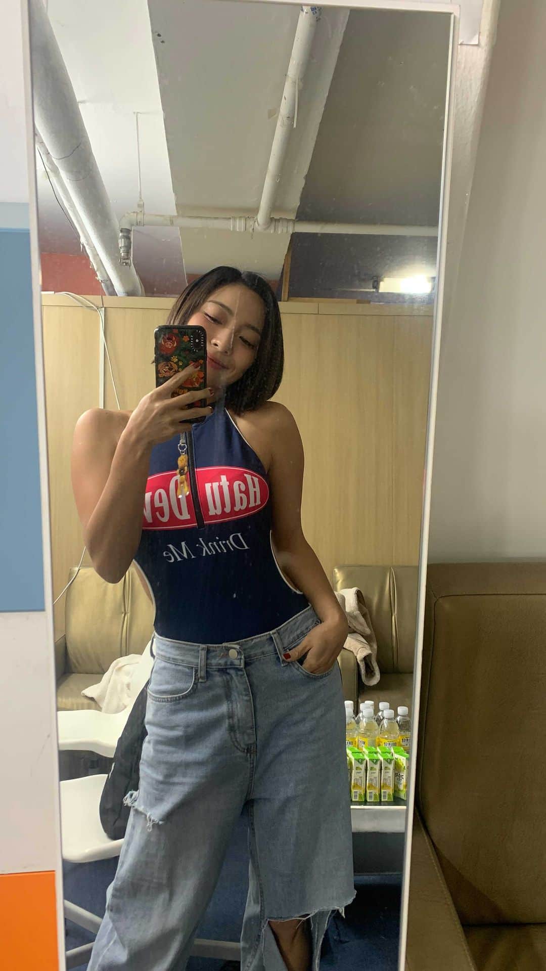 のインスタグラム：「2023.12.17 PM4:00  베어홀에서 만나요!!❤️  [2023 Luna Concert] 〈THE LOVE AFFAIR：A Night Of Music〉   루나와 함께, 음악으로 가득하고 로맨틱한 밤을 보낼 수 있는 기회 💕 <THE LOVE AFFAIR: A Night of Music>에 여러분을 초대합니다.  [공연정보] 공연명: 2023 Luna Concert <THE LOVE AFFAIR: A Night of Music> 일시: 2023. 12. 17 (일) 16:00 장소: 베어홀  러닝타임: 약 100분  티켓 가격: R석 99,000원 / S석 88,000원   ✔️ 공연 후 팬싸인회 7pm ✔️ 드레스코드 Red🍎🍎  [티켓 예매 방법] (KR) https://url.kr/urzlo3 (GL) https://url.kr/fnhs92  ① @mykuniverse 프로필 링크 클릭 ② [MELON TICKET]  M_ @blow_jiyoung  H_ @blow_sunee  S_ @jyang_222」