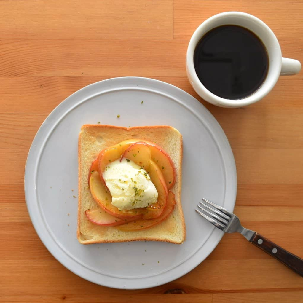 山崎佳のインスタグラム：「Today’s breakfast.  りんごがいっぱいあるので。」