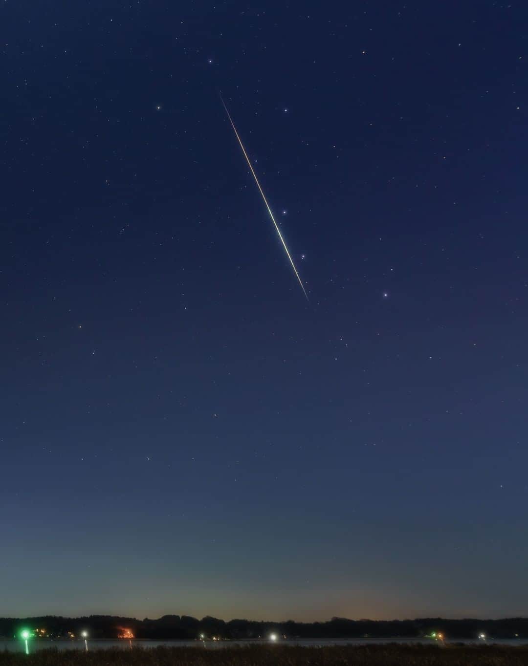 KAGAYAのインスタグラム：「【12月のお勧め天文現象】全て肉眼でOK ▶12/4-7 宵に宇宙ステーションが見える ▶12/9-10 夜明け 細い月と金星、スピカが近づいて見える ▶12/13-15 ふたご座流星群 ▶12/22 月と木星が近づいて見える ▶12/27 満月 写真は以前に撮影した北斗七星とふたご座流星群の火球です。」