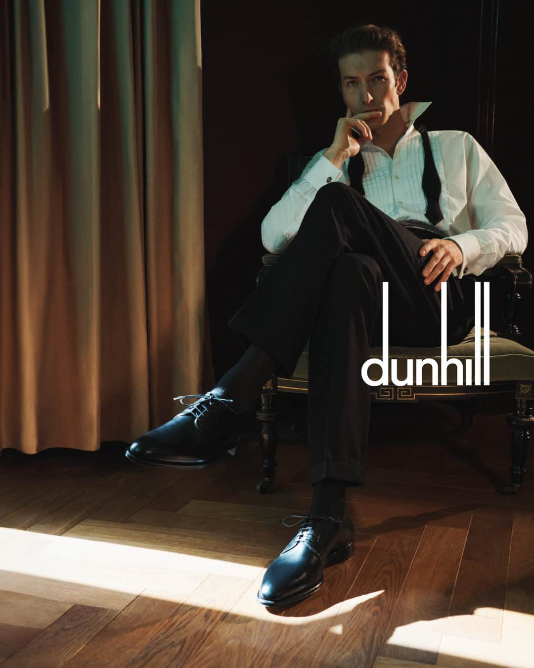 ダンヒルさんのインスタグラム写真 - (ダンヒルInstagram)「Embrace the ritual of getting ready with dunhill’s refined wardrobe of evening wear and festive gifts in-store and online at dunhill.com  Our new festive campaign explores those moments of sartorial contemplation and anticipation before the party starts. Time well spent selecting pieces imbued with the timeless elegance and sophistication synonymous with dunhill.  Discover our full eveningwear collection in-store and online at dunhill.com   Photographed by @thurstanredding and styled by @stuartvwilliamson  Featuring @oli_lacey」11月30日 23時00分 - dunhill