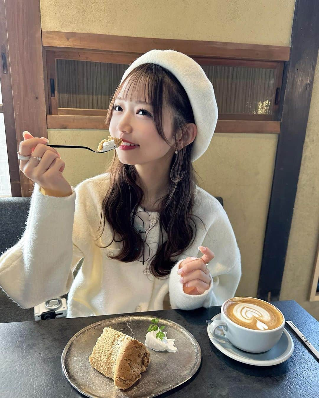 畑美紗起のインスタグラム：「ケーキすき？🍰🫶🏻💕  #和歌山観光 #和歌山グルメ #和歌山カフェ #和歌山 #和歌山旅行 #畑美紗起 #加太カフェ #sereno #cafe #shooting #me #instagood」