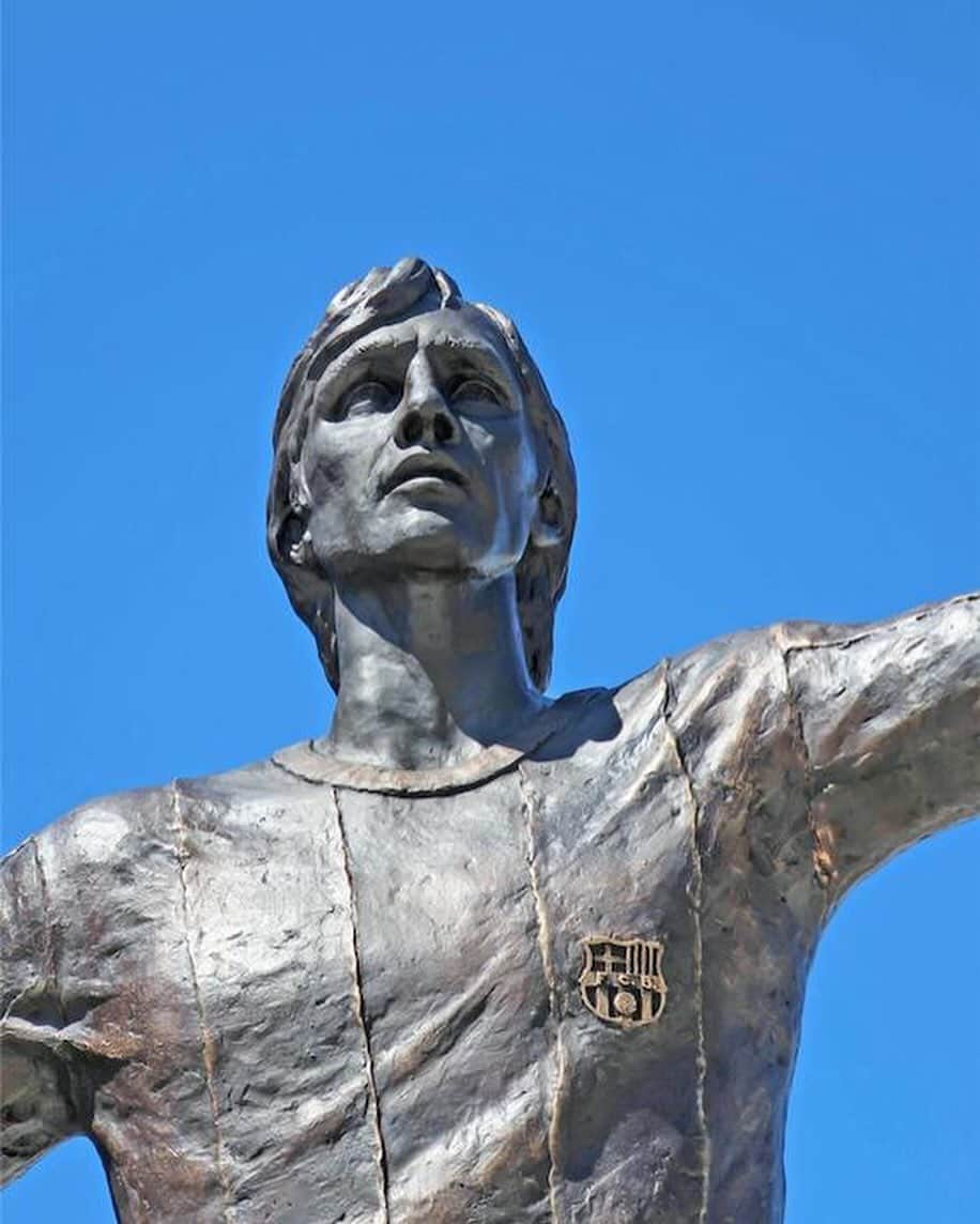 ヨハン・クライフさんのインスタグラム写真 - (ヨハン・クライフInstagram)「🔙 #TBT to remember Johan at @fcbarcelona in the week that the countdown to Barça's 125th anniversary has just begun.  Happy 124th Anniversary, @fcbarcelona. 🎂   #CruyffLegacy」11月30日 22時24分 - johancruyff