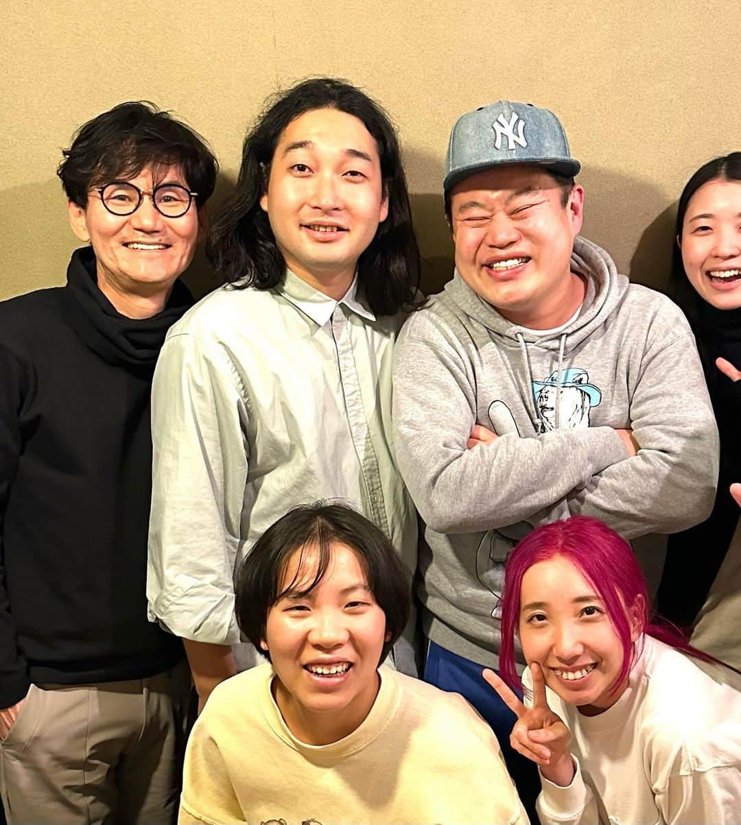 南原清隆さんのインスタグラム写真 - (南原清隆Instagram)「“ともしげ会”に参加 マセキの若手との飲み会に参加しました。 すると、上座に座った後輩の“ともしげ”さんが、 「南原さんいつかイロモネアに出たいので、モノボケやります」 とペットボトルをオデコに当てて 「ユニコーン！」 余りのひねりの無さに、若手2人が思わず、笑ったら、 「はい、笑いました。これでクリアですね！」 「いや、5人笑わないと、、、」 「では、南原さんイロモネア復活、お願いします」 「いや、俺に言われても、じゃ、ともしげからテレビ局のお偉いさんにお願いしてくれる？」 「はい、任せて下さい！」 と何故かドヤ顔してました。 和やかに会はすすみ そしてお会計の時になると “ともしげ”さんはそっと、トイレに行きました、とさ。 #モグライダー #ともしげ #かが屋 #賀屋壮也 #パーパー #あいなぷぅ #南原清隆」11月30日 22時27分 - nanchan_official_