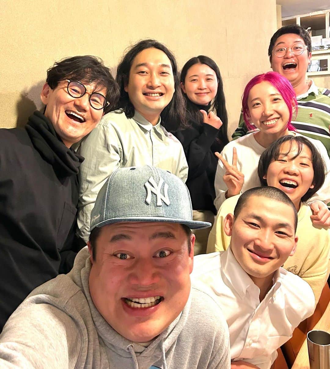 南原清隆さんのインスタグラム写真 - (南原清隆Instagram)「“ともしげ会”に参加 マセキの若手との飲み会に参加しました。 すると、上座に座った後輩の“ともしげ”さんが、 「南原さんいつかイロモネアに出たいので、モノボケやります」 とペットボトルをオデコに当てて 「ユニコーン！」 余りのひねりの無さに、若手2人が思わず、笑ったら、 「はい、笑いました。これでクリアですね！」 「いや、5人笑わないと、、、」 「では、南原さんイロモネア復活、お願いします」 「いや、俺に言われても、じゃ、ともしげからテレビ局のお偉いさんにお願いしてくれる？」 「はい、任せて下さい！」 と何故かドヤ顔してました。 和やかに会はすすみ そしてお会計の時になると “ともしげ”さんはそっと、トイレに行きました、とさ。 #モグライダー #ともしげ #かが屋 #賀屋壮也 #パーパー #あいなぷぅ #南原清隆」11月30日 22時27分 - nanchan_official_