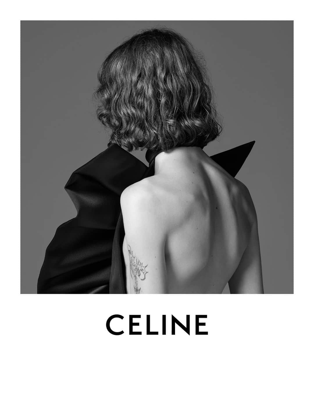 Celineさんのインスタグラム写真 - (CelineInstagram)「CELINE 20 HOMME SUMMER 24  DELUSIONAL DAYDREAM  THE COUTURE BUSTIERS, AND THEIR SATIN BOWS ARE INSPIRED BY THE FRENCH 17TH CENTURY COURT AND CEREMONIAL PORTRAITS, AND IN PARTICULAR BY THE ROYAL PORTRAITS OF PIERRE MIGNARD.  WRAPPED AROUND THE WAIST, THESE WIDE SATIN COMMAND SASHES, SOMETIMES EMBROIDERED WITH GOLD, WERE TIED ON THE RIGHT HIP WITH A “BALLONNÉ” KNOT.   DIMA @HEDISLIMANE PHOTOGRAPHY AND STYLING PARIS JULY 2023  #CELINEBYHEDISLIMANE」11月30日 22時27分 - celine