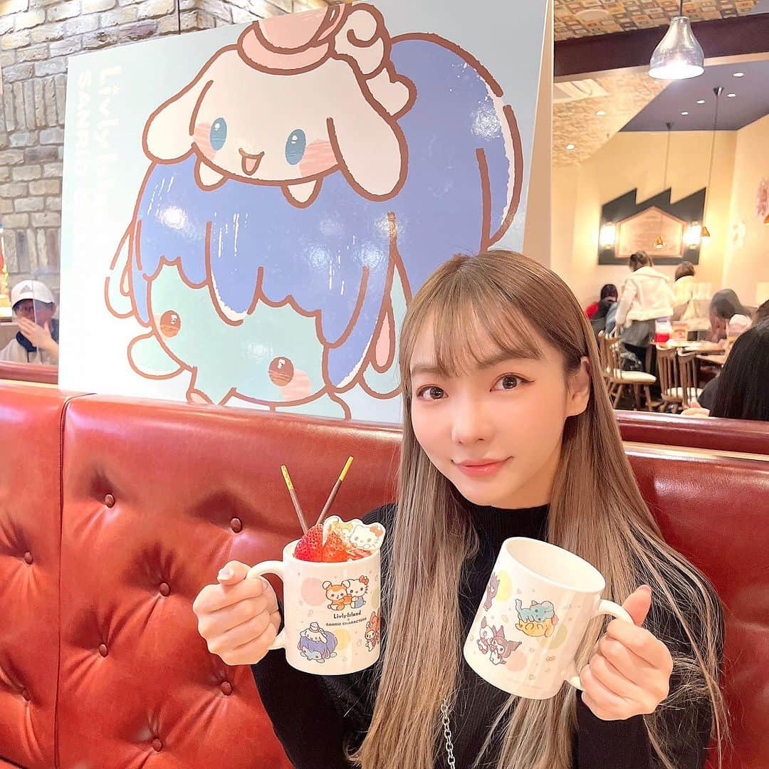 LISA minemuraのインスタグラム：「🌈 ちょっと前からやってるゲームのマグカップが欲しくてコラボカフェに行ってきた👉🏻💗 ̖́-  リヴリー楽しい💖 🌈 #リヴリー  #コラボカフェ」